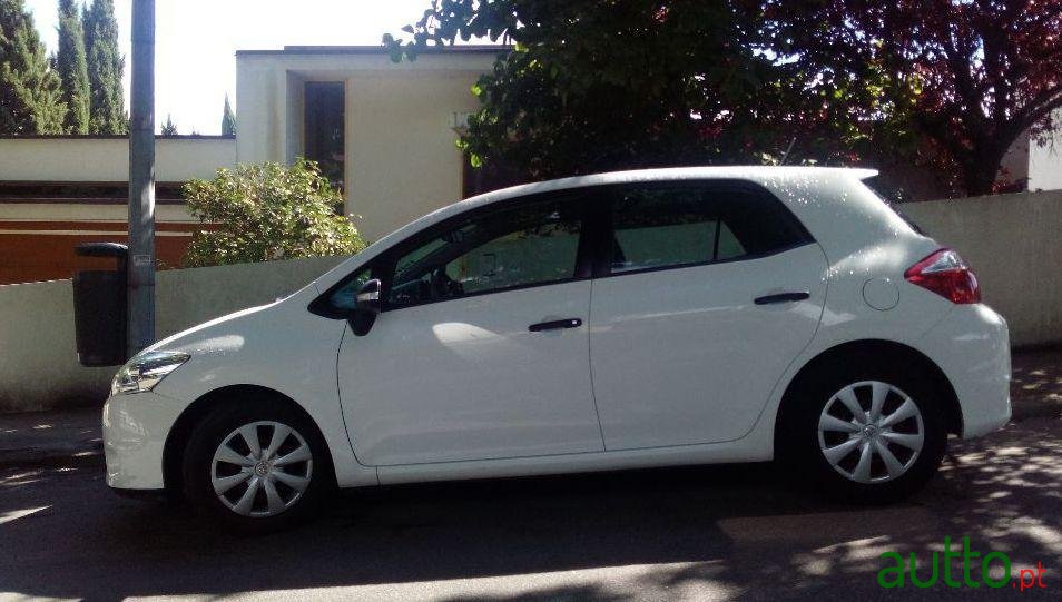 2010' Toyota Auris photo #2