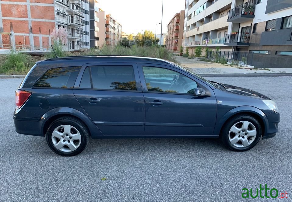 2008' Opel Astra Caravan photo #6