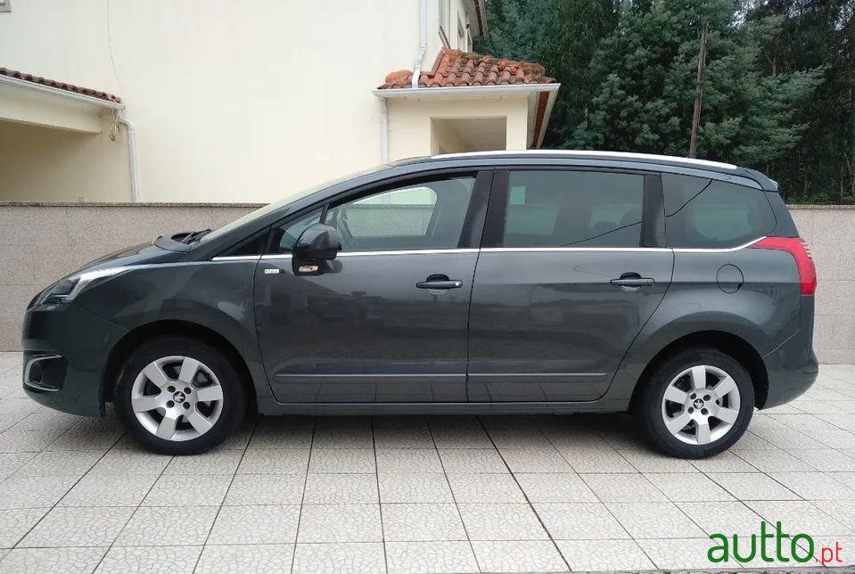 2016' Peugeot 5008 photo #1