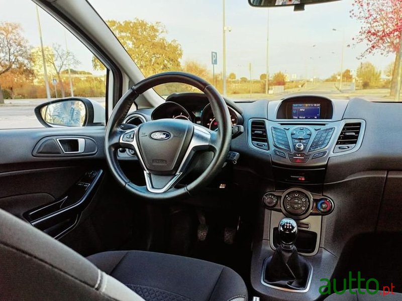 2015' Ford Fiesta photo #4