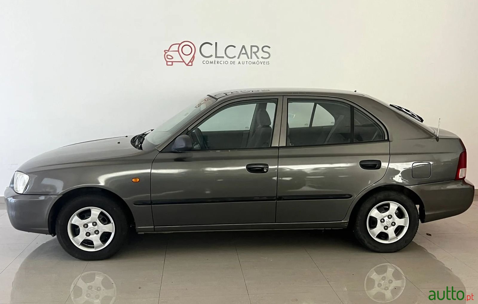 2000' Hyundai Accent photo #2