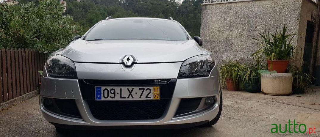 2011' Renault Megane Sport Tourer photo #3