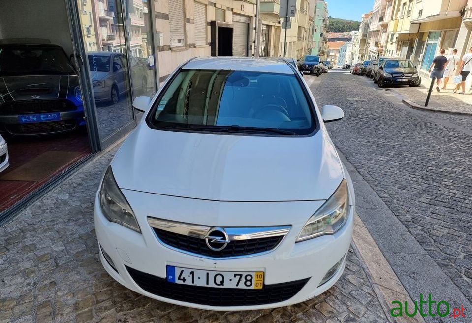 2010' Opel Astra photo #1