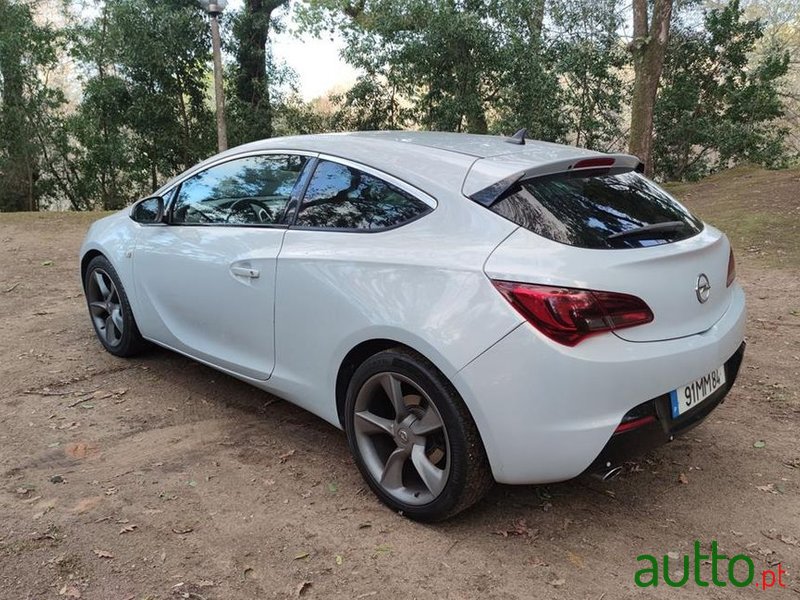 2011' Opel Astra Gtc photo #5