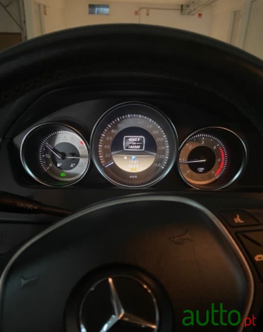 2011' Mercedes-Benz C-250 photo #6