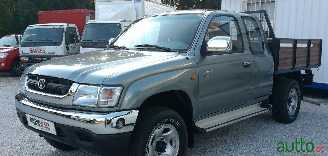 2005' Toyota Hilux photo #2