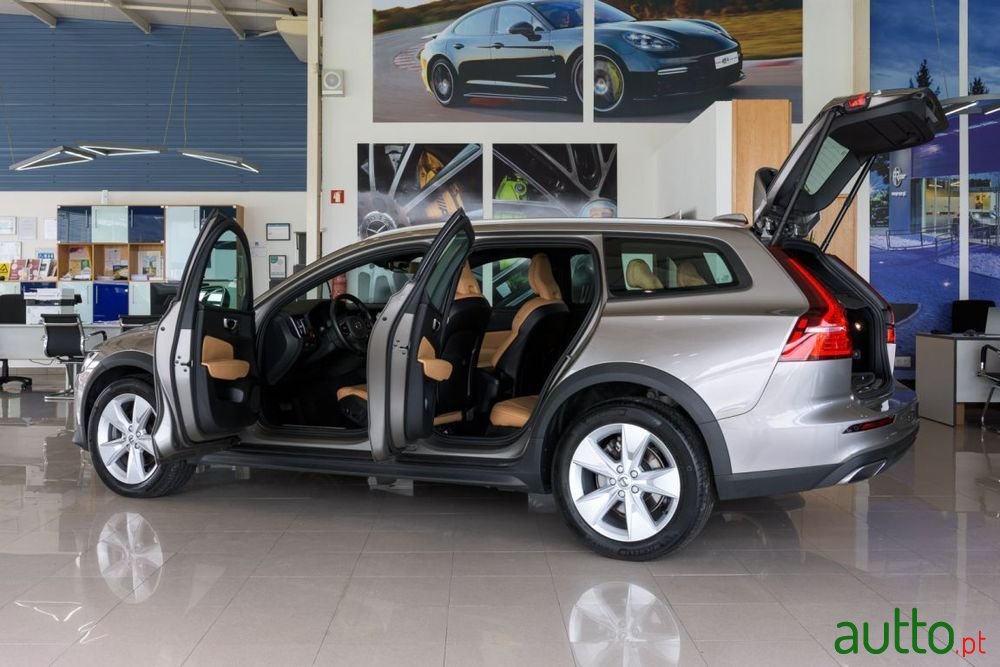 2020' Volvo V60 Cross Country photo #4