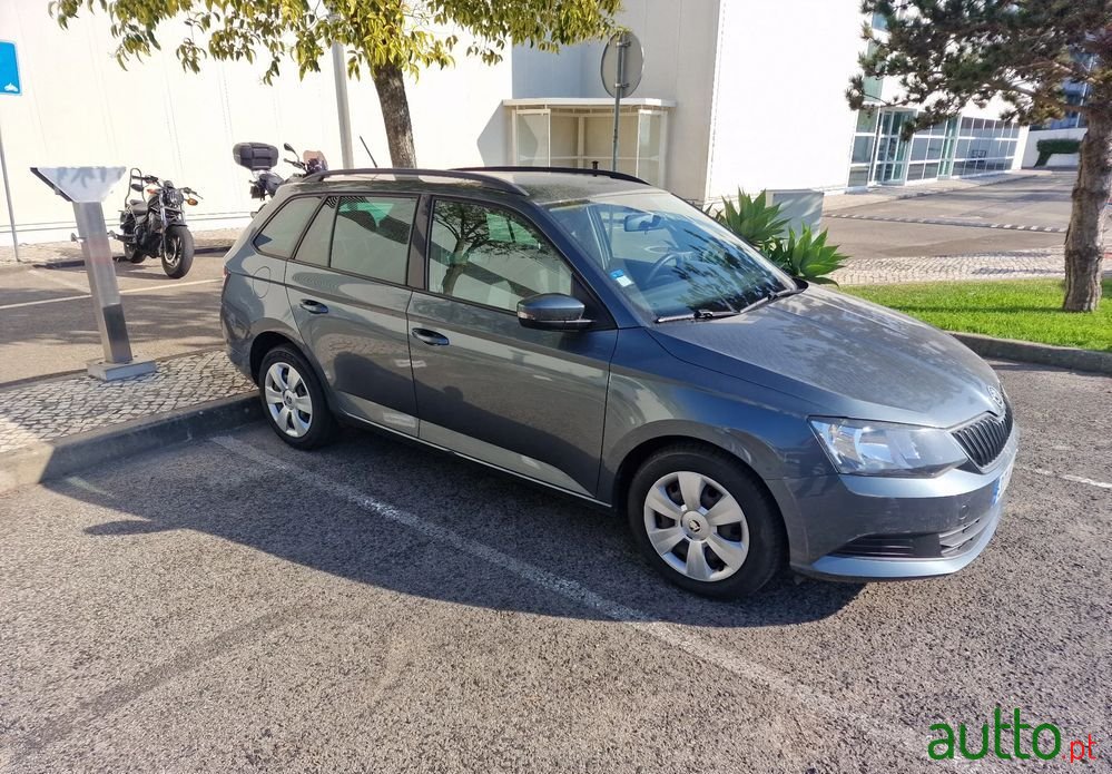 2015' Skoda Fabia Break photo #2