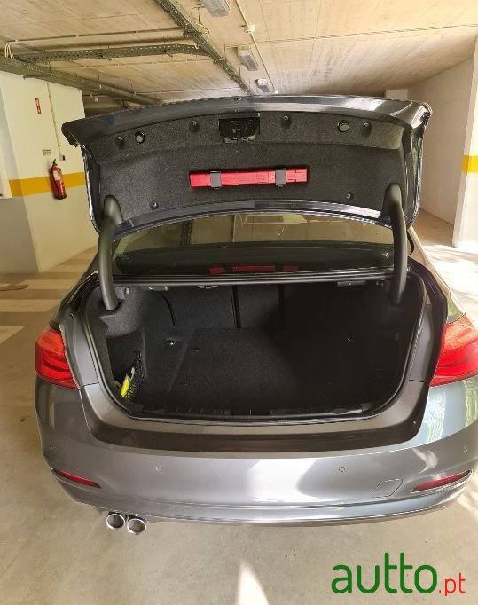 2017' BMW 320 photo #6