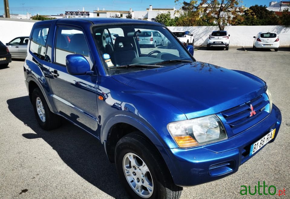 2001' Mitsubishi Pajero photo #2