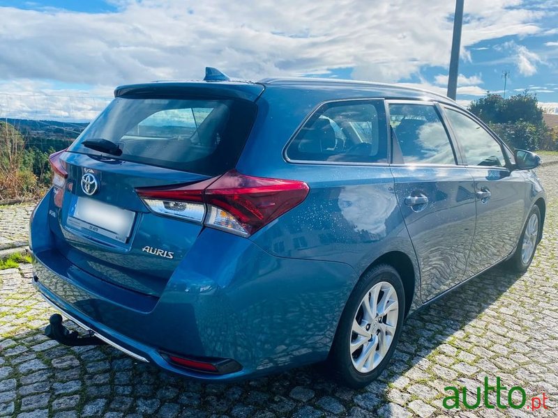 2016' Toyota Auris Touring Sports photo #2