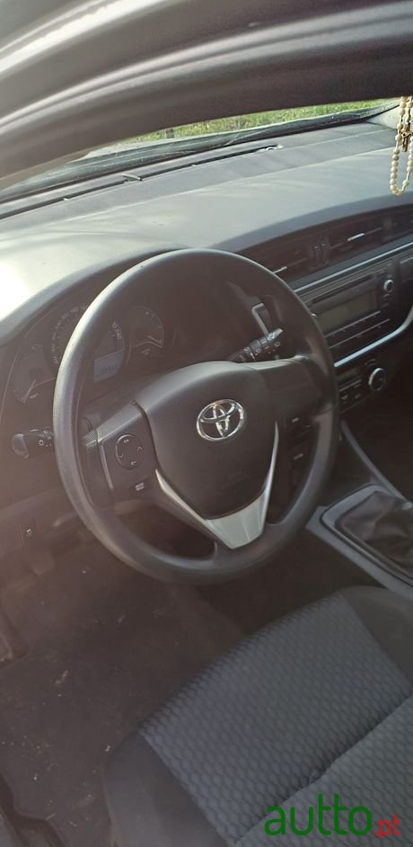 2014' Toyota Auris Touring Sports photo #2