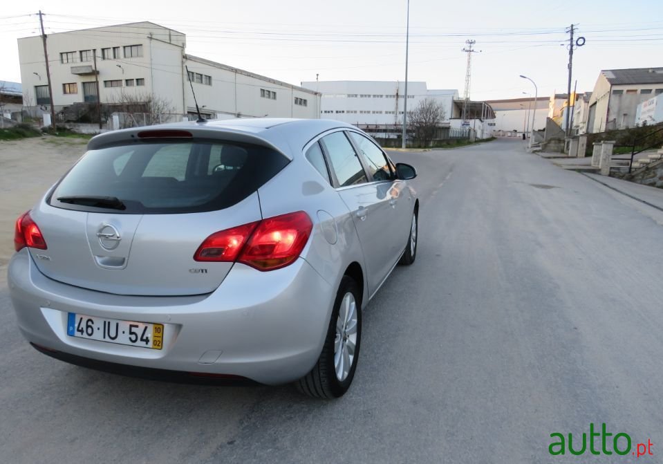 2010' Opel Astra photo #6