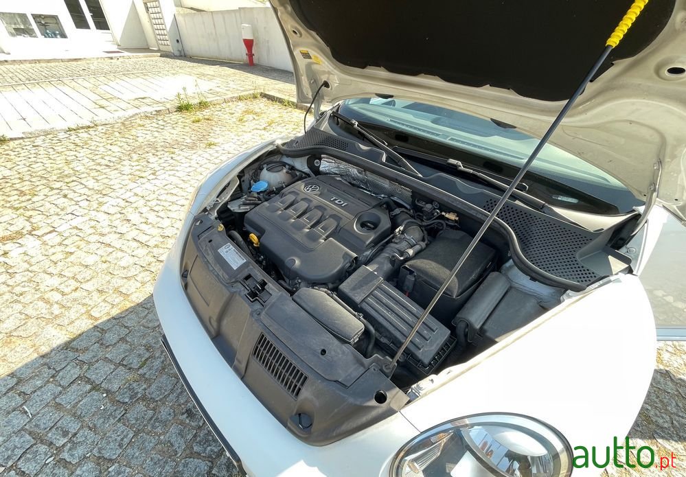 2015' Volkswagen New Beetle photo #2