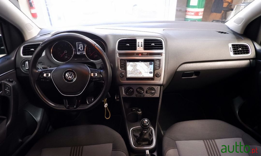 2010' Volkswagen Polo photo #2