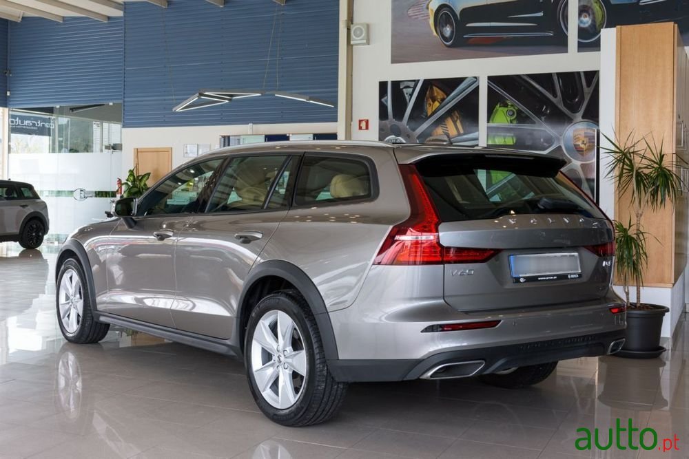 2020' Volvo V60 Cross Country photo #5
