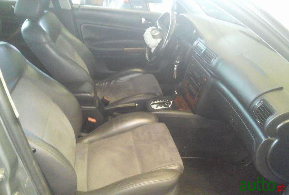 2003' Volkswagen Passat Variant photo #2