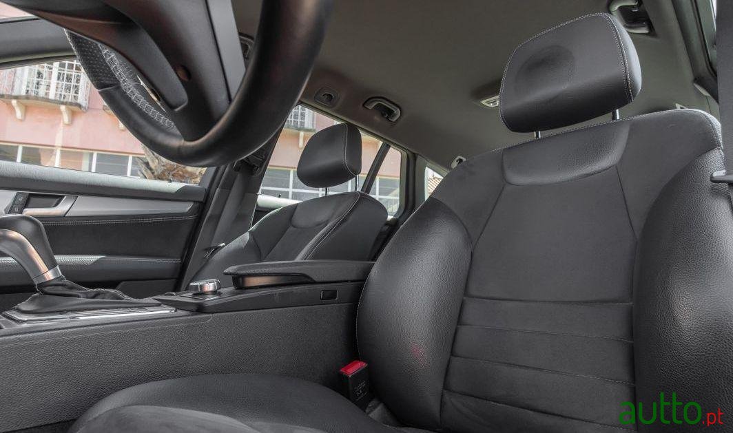 2013' Mercedes-Benz C-220 photo #2