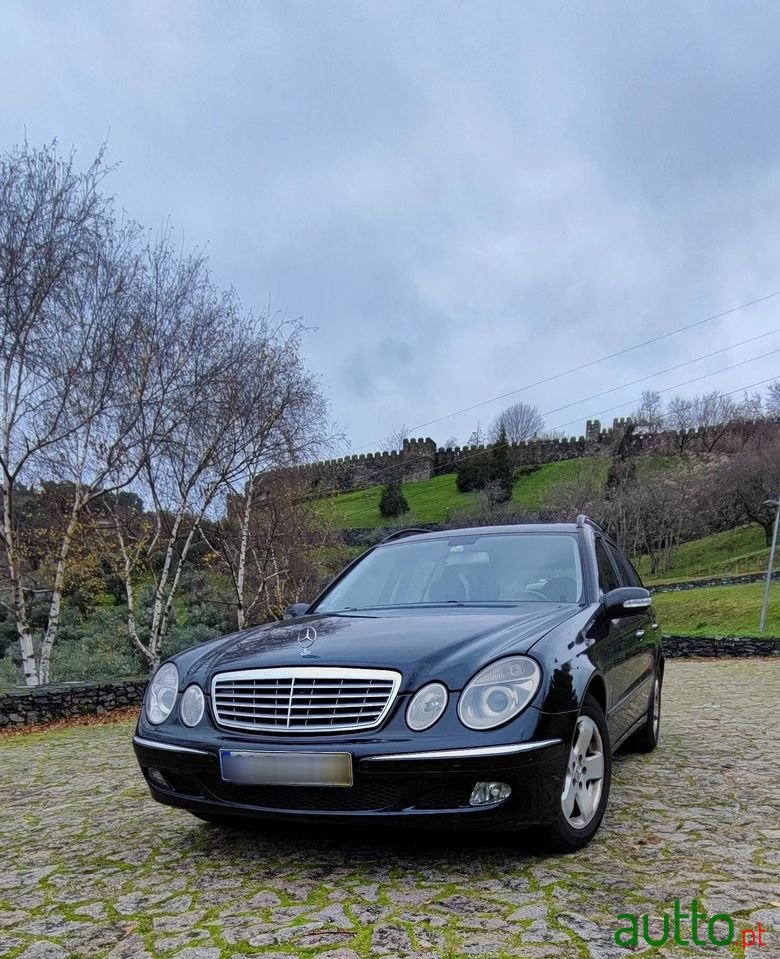2004' Mercedes-Benz E 220 photo #1