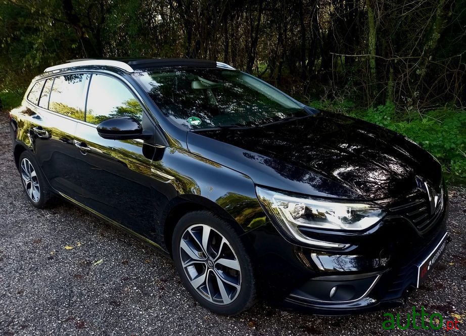 2017' Renault Megane Sport Tourer photo #2