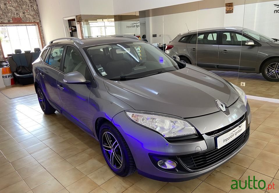 2013' Renault Megane Sport Tourer photo #2