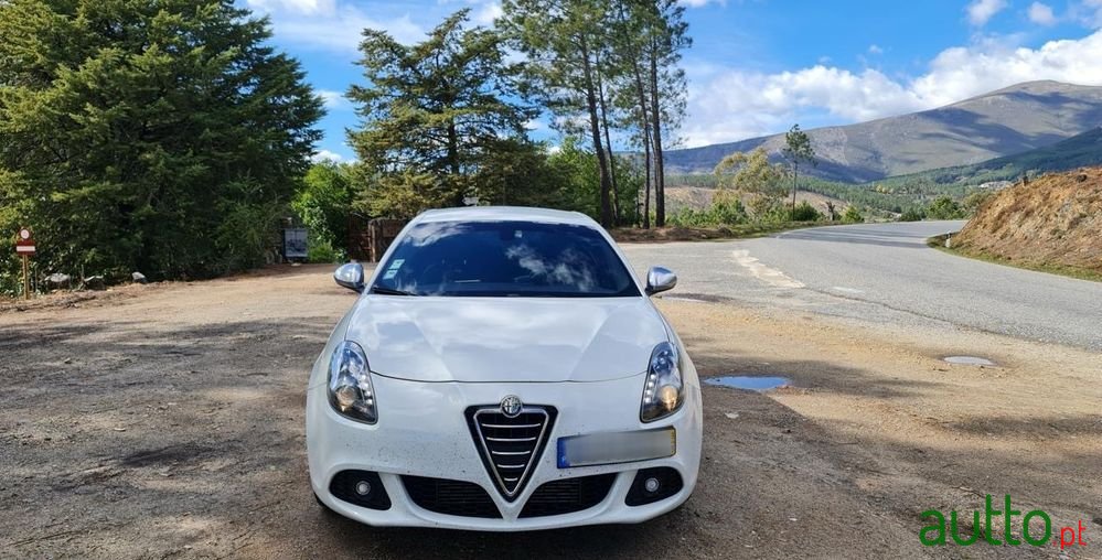 2013' Alfa Romeo Giulietta photo #3