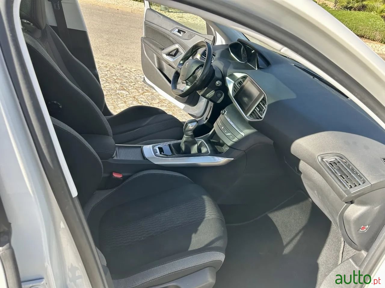 2015' Peugeot 308 photo #6