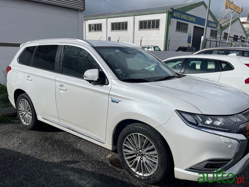 2019' Mitsubishi Outlander 2.0 Phev Intense photo #2
