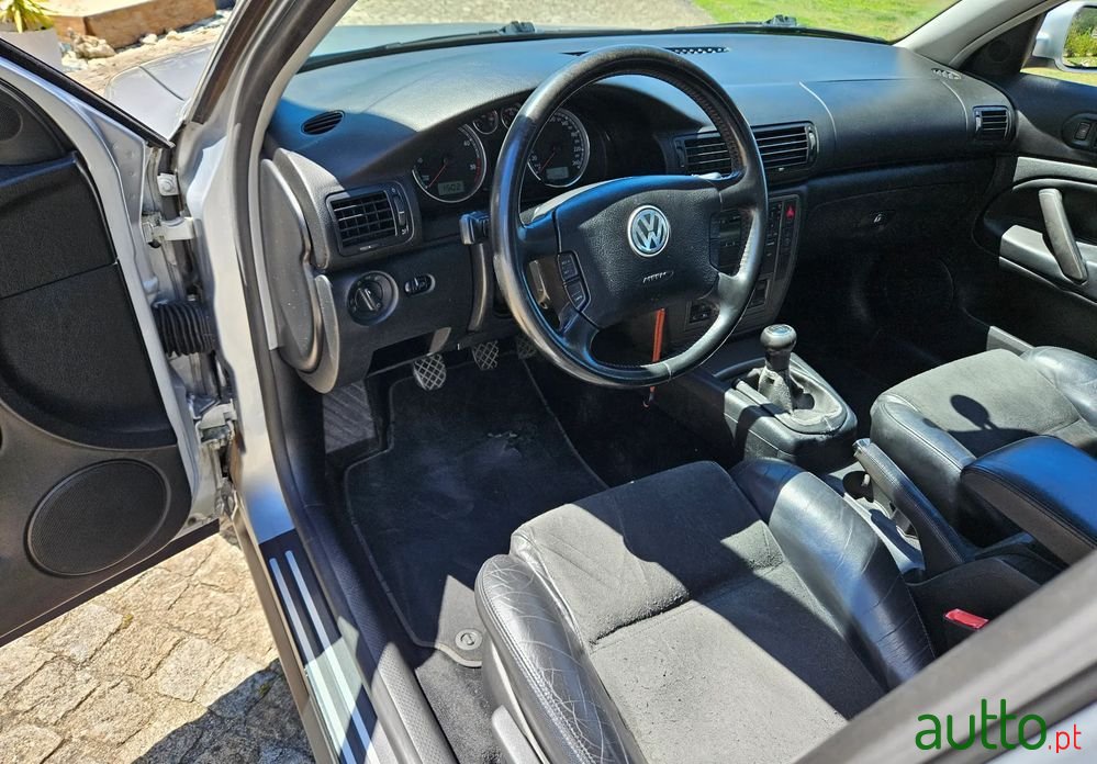 2004' Volkswagen Passat photo #3