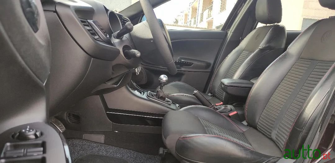 2012' Alfa Romeo Giulietta photo #5