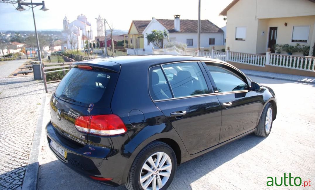 2011' Volkswagen Golf photo #4