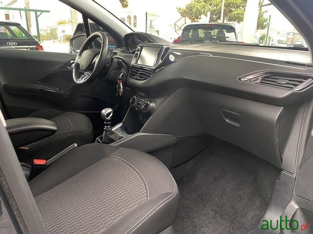 2019' Peugeot 208 photo #2