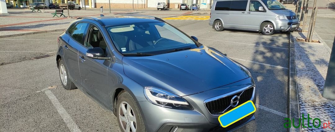 2018' Volvo V40 Cross Country photo #1