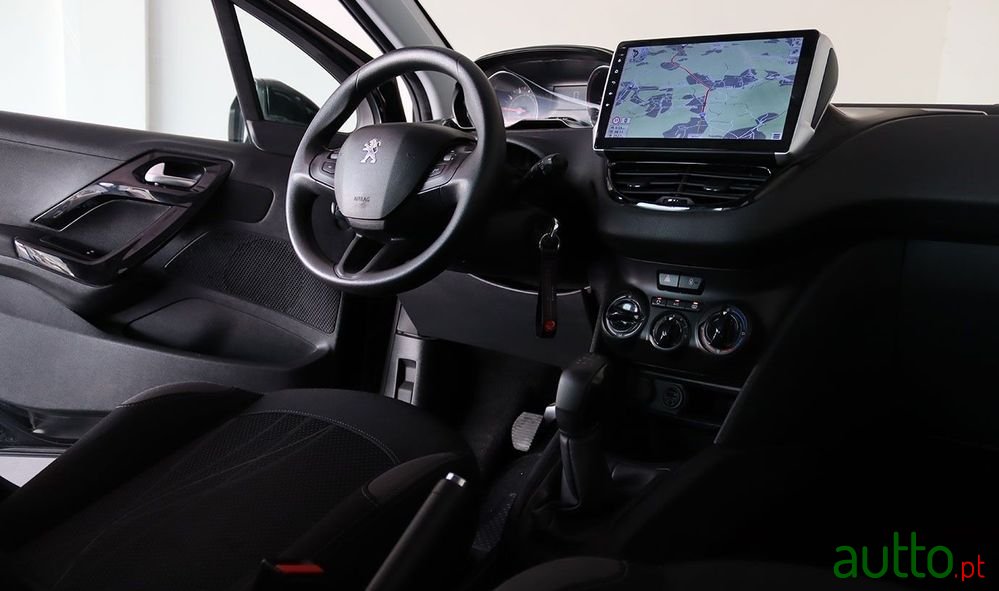 2013' Peugeot 208 photo #6