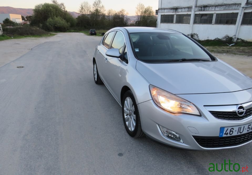 2010' Opel Astra photo #2