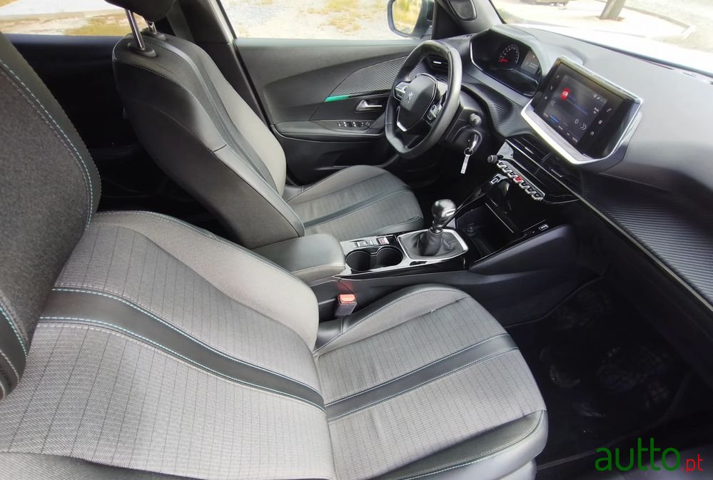 2023' Peugeot 2008 photo #6