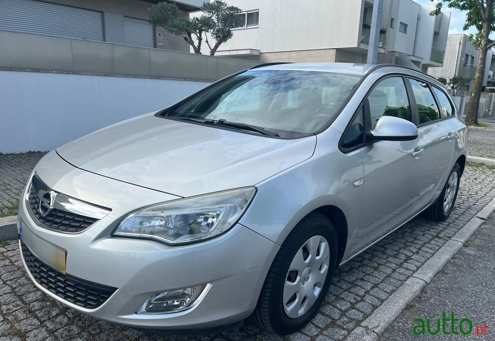 2011' Opel Astra Sports Tourer photo #1