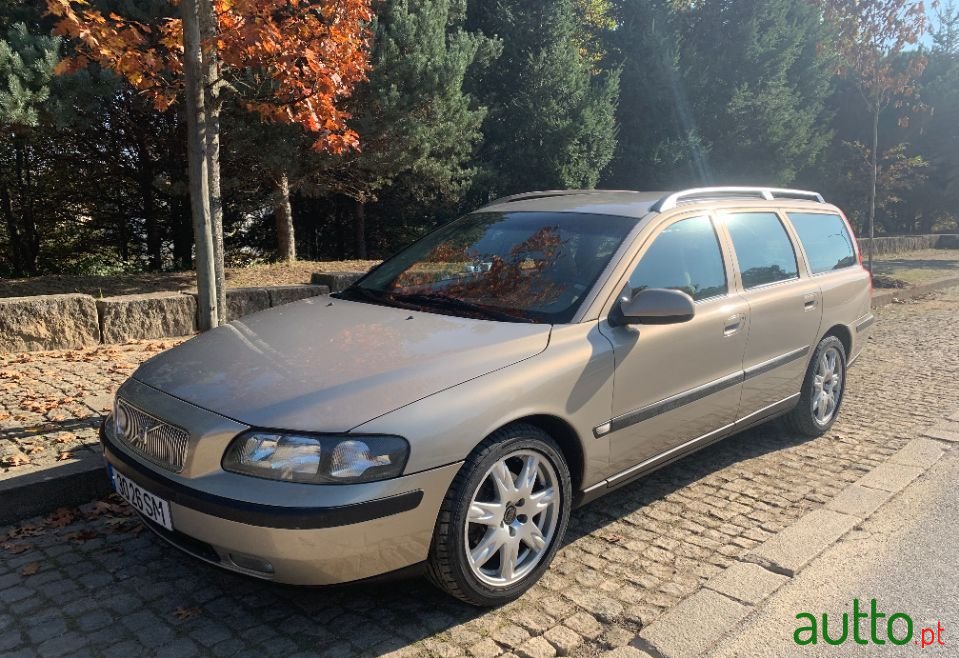 2001' Volvo V70 photo #1