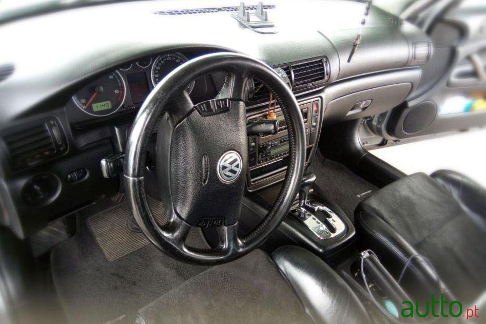 2001' Volkswagen Passat photo #3