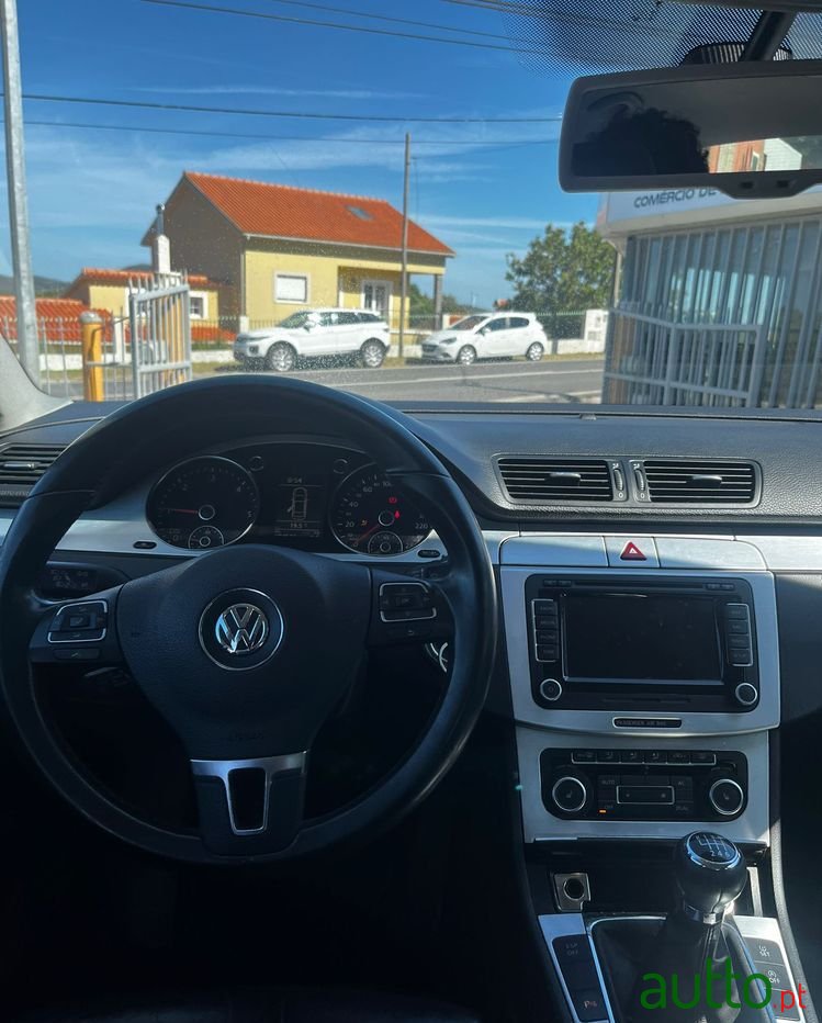 2010' Volkswagen Passat photo #6