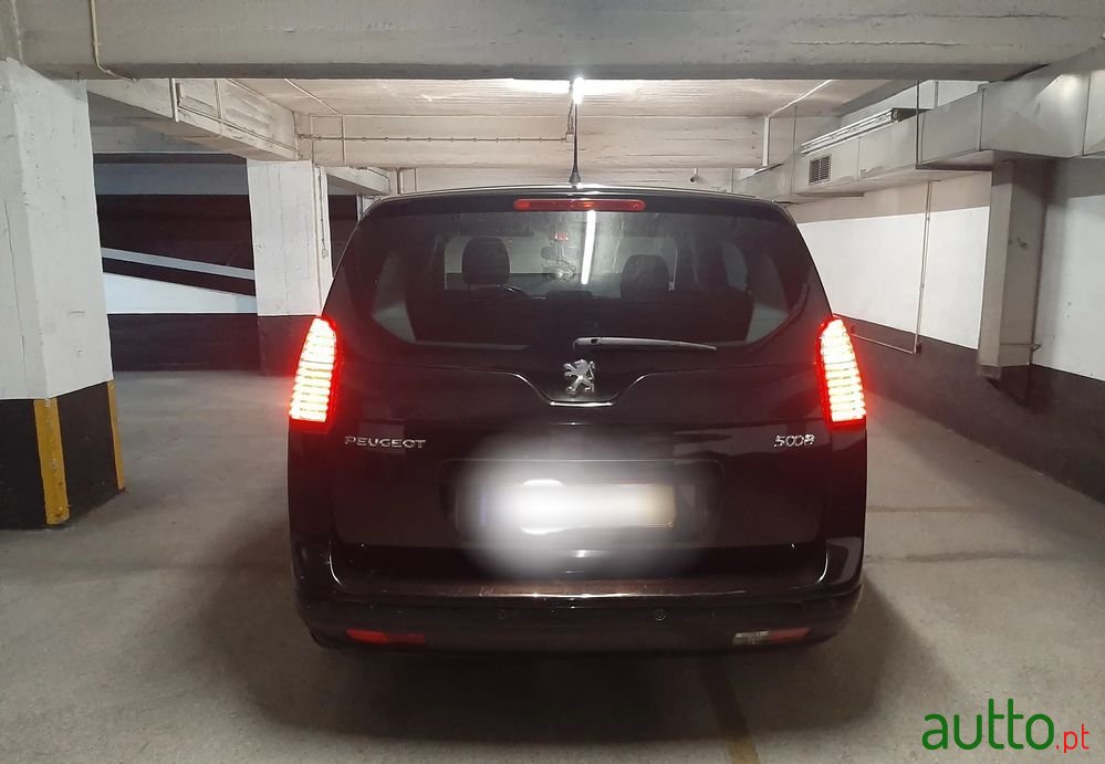 2010' Peugeot 5008 1.6 Hdi Sport photo #3