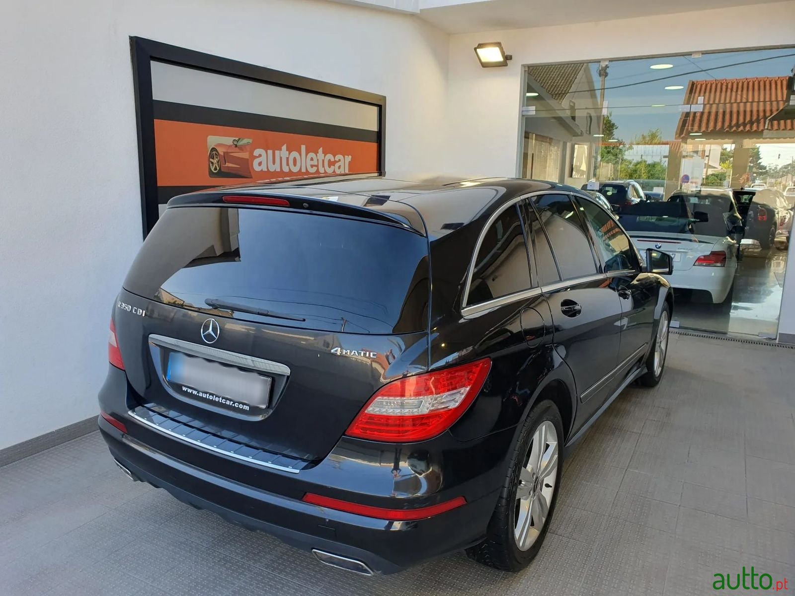 2011' Mercedes-Benz R-350 photo #4