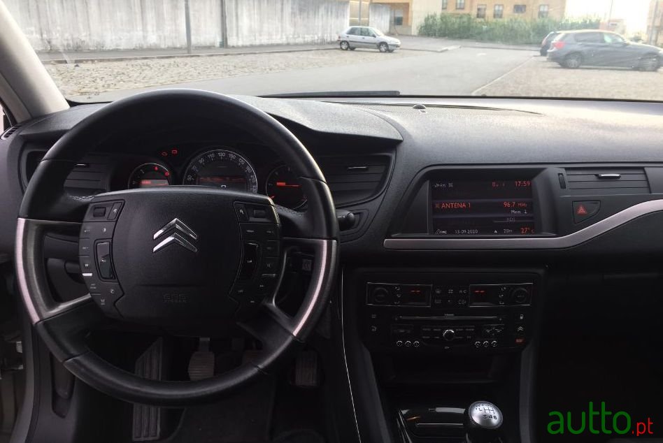 2010' Citroen C5 Tourer photo #4