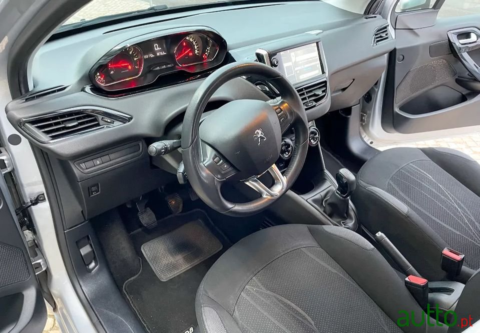 2013' Peugeot 208 photo #4