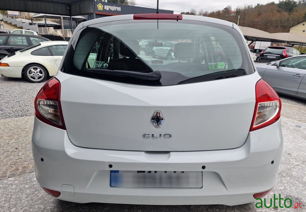 2011' Renault Clio 1.2 16V Confort photo #6