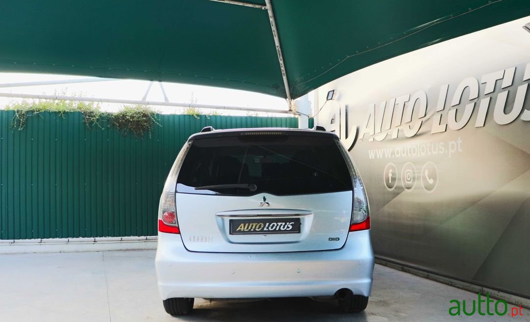 2007' Mitsubishi Grandis photo #6