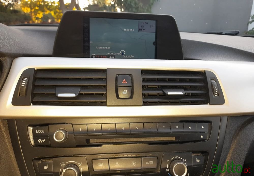 2013' BMW Série 3 D Touring photo #6