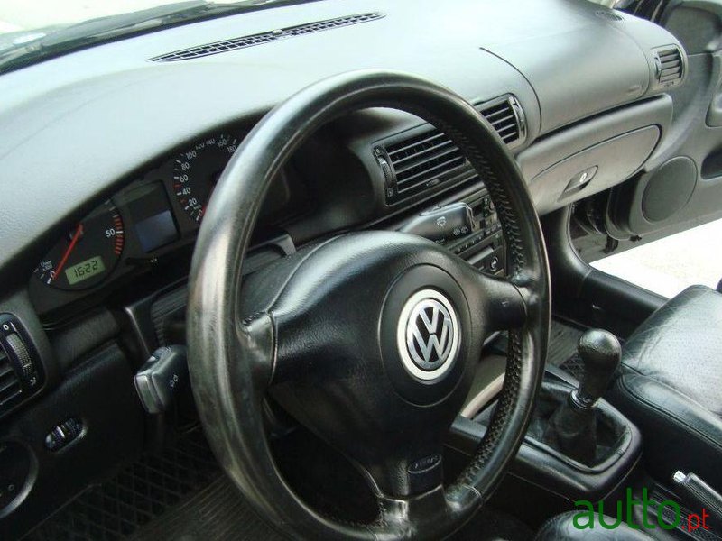 2000' Volkswagen Passat Variant photo #1