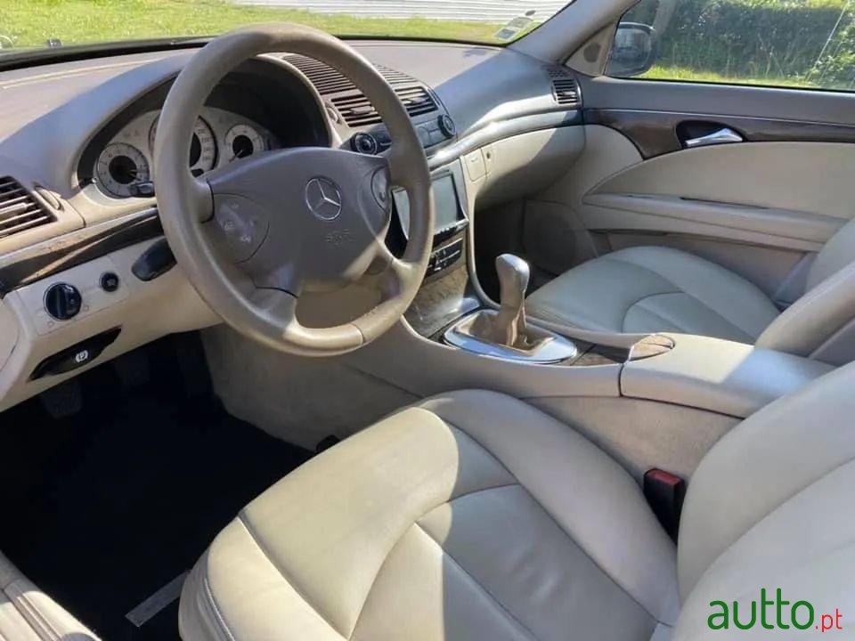 2003' Mercedes-Benz E-220 photo #3