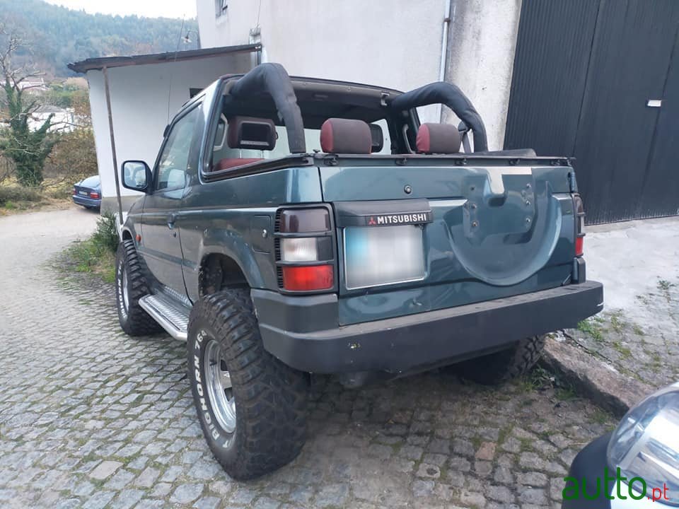 2005' Mitsubishi Pajero photo #2